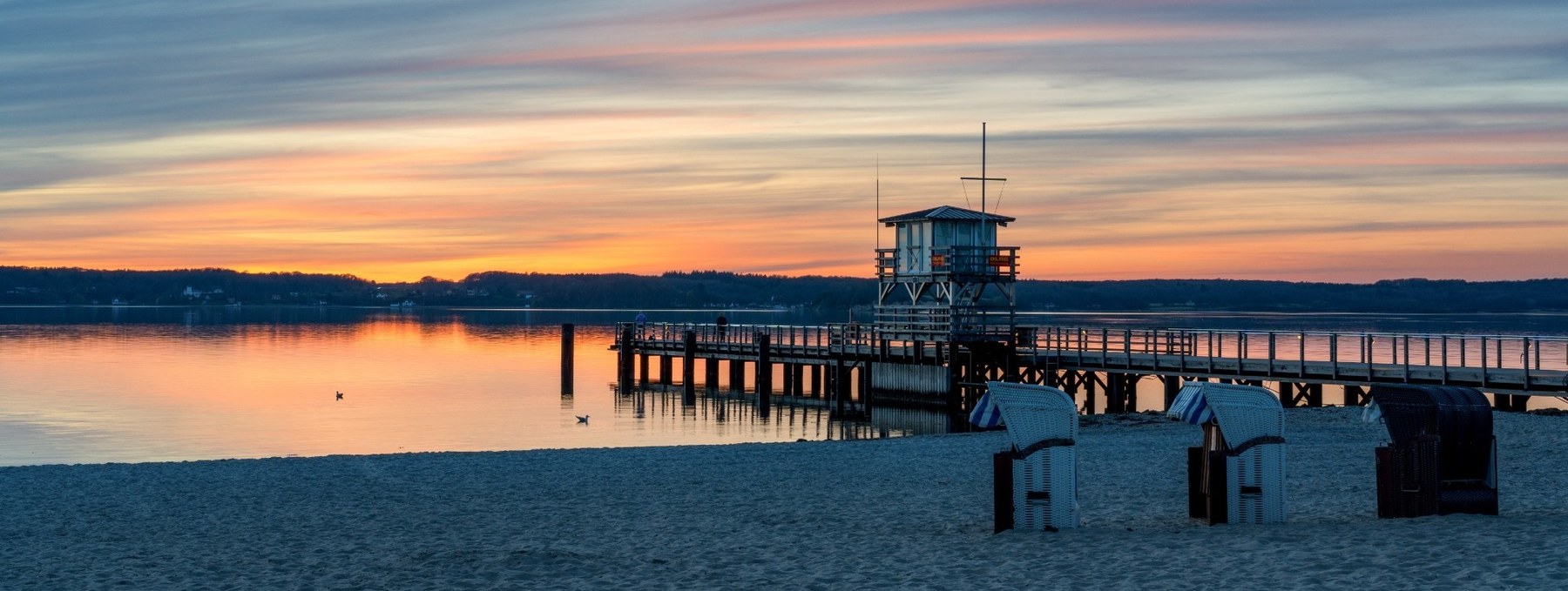 Strandkörbe am Abend