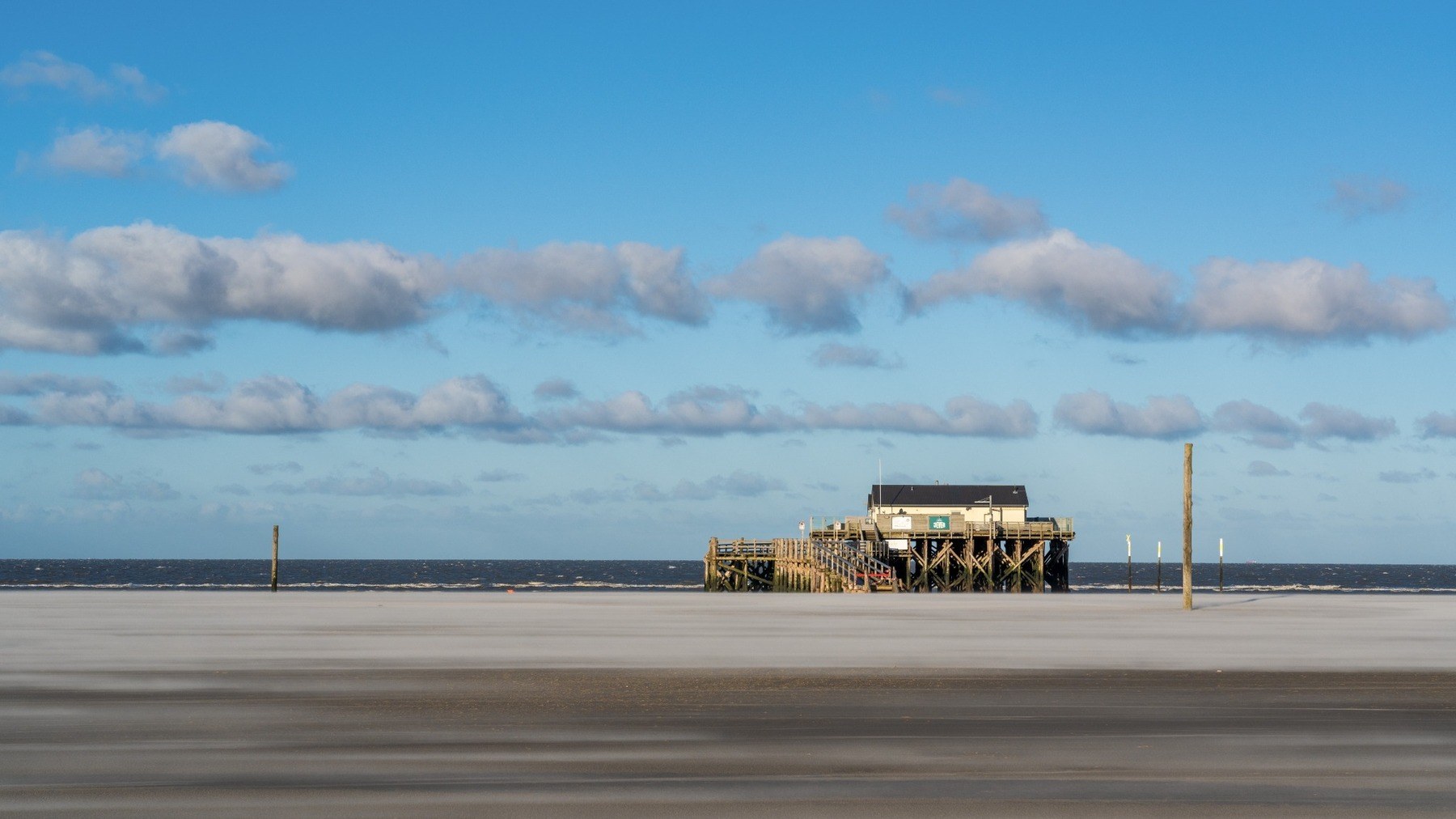 Pfahlbau am weiten Strand