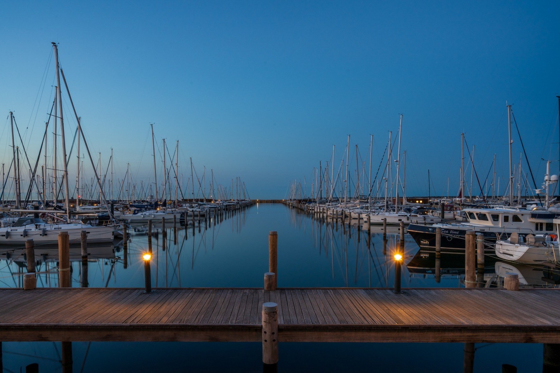 Blaue Stunde im Yachthafen