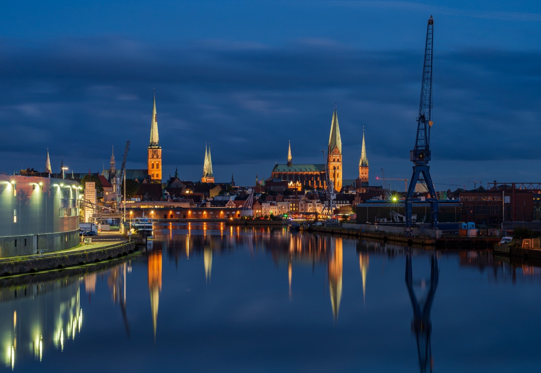 Stadtansicht mit Kran