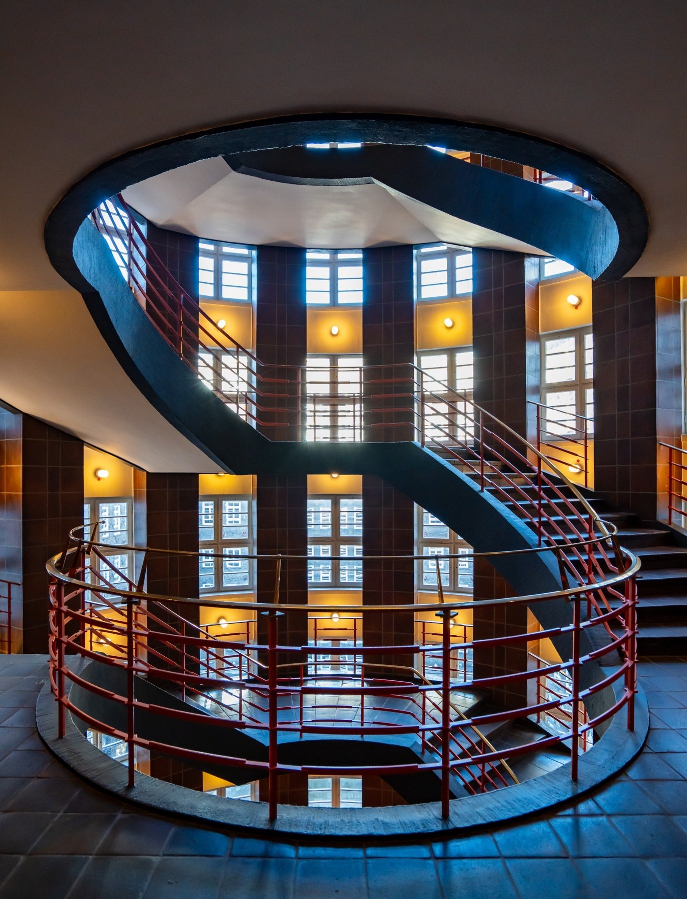 Rote Linien im Sprinkenhof